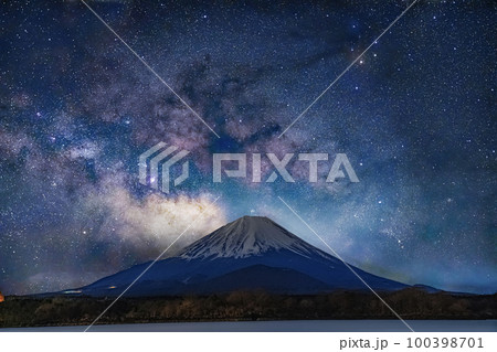 【天の川素材】精進湖から見る富士山と天の川【山梨県】 【天の川素材】精進湖から見る富士山と天の川【山梨県】 100398701