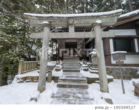 雪の積もった稲荷神社 雪の積もった稲荷神社 100399527