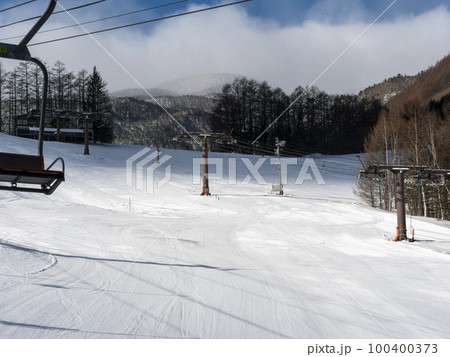 スキー場のゲレンデとリフトの風景 スキー場のゲレンデとリフトの風景 100400373