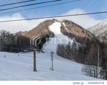 スキー場のゲレンデとリフトの風景 スキー場のゲレンデとリフトの風景 100400376