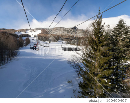 スキー場のゲレンデとリフトの風景 スキー場のゲレンデとリフトの風景 100400407