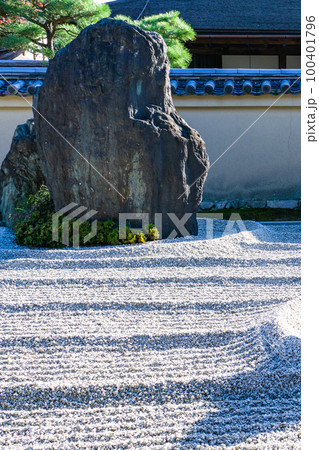 京都北山の大徳寺龍源院の庭園　蓬莱山 100401796