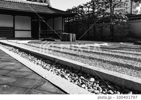 京都北山の大徳寺龍源院の庭園 亀島 京都北山の大徳寺龍源院の庭園 亀島 100401797