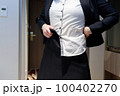 スカートに着替えている女性　ビジネス　スーツ 100402270