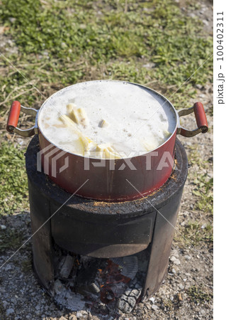 収穫した竹の子のあく抜きをすぐに屋外でするイメージ 収穫した竹の子のあく抜きをすぐに屋外でするイメージ 100402311