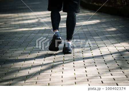 アスリート　ランニング　足元 100402374
