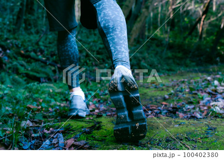 アスリート　ランニング　足元 100402380