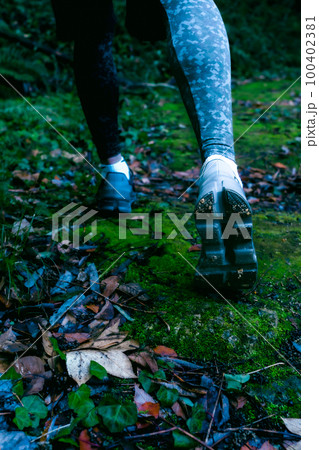 アスリート　ランニング　足元 100402381