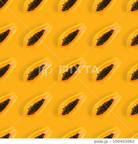 Fresh ripe papaya seamless pattern on orange background. Tropical abstract background. Top view. 100403062