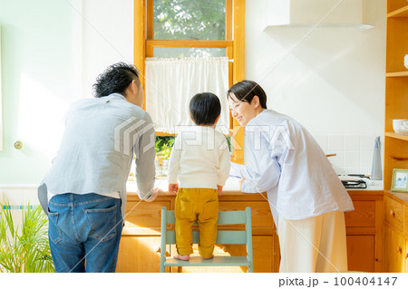 ファミリー　キッチン　お手伝い  100404147