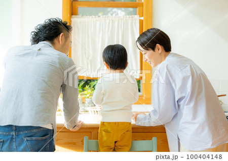 ファミリー　キッチン　お手伝い  100404148