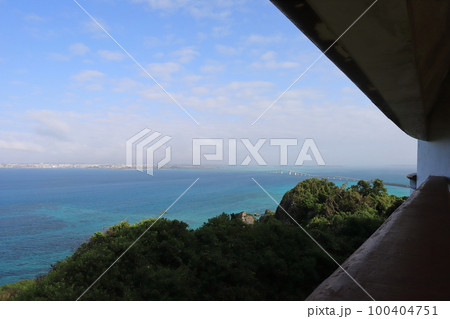 沖縄 宮古島市 伊良部島 牧山展望台から望む伊良部大橋 沖縄 宮古島市 伊良部島 牧山展望台から望む伊良部大橋 100404751