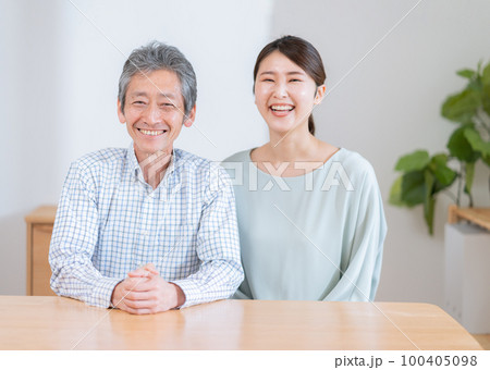 笑顔の父親と娘（家族・ファミリー・親子） 100405098