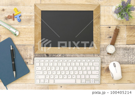 黒板のあるビジネスデスク 俯瞰撮影 無人 黒板のあるビジネスデスク 俯瞰撮影 無人 100405214