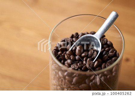 ガラスの容器に入れたコーヒー豆 100405262