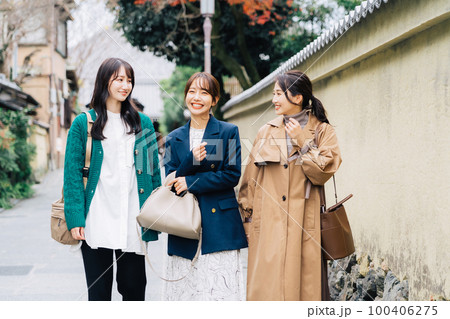 京都旅行をする女性3人組 100406275