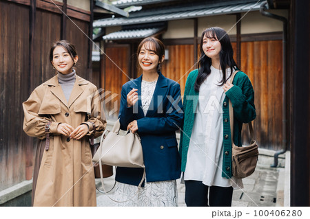 京都旅行をする女性3人組 100406280