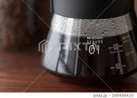 ドリップしたコーヒー 100406420