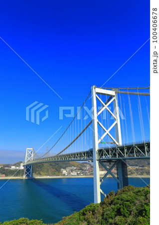 快晴の関門橋（関門海峡） 100406678