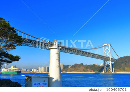 快晴の関門橋と門司埼灯台（関門海峡） 100406701