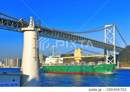 快晴の関門橋と門司埼灯台(関門海峡) 快晴の関門橋と門司埼灯台(関門海峡) 100406702