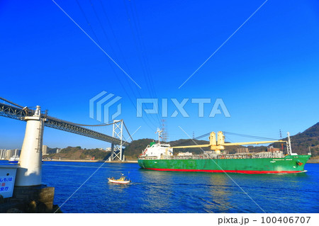 快晴の関門橋と門司埼灯台（関門海峡） 100406707