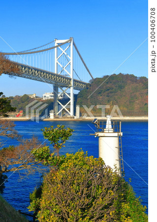 快晴の関門橋と門司埼灯台（関門海峡） 100406708