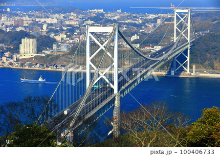 快晴の関門橋（関門海峡） 100406733