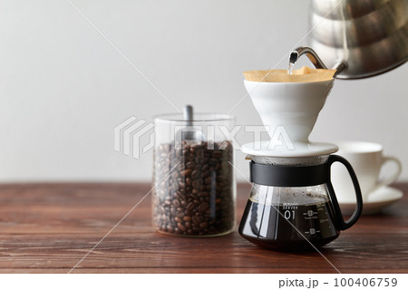 コーヒーを淹れる 100406759