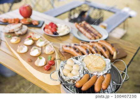 たくさん並んだキャンプ飯 アウトドアイメージ たくさん並んだキャンプ飯 アウトドアイメージ 100407230