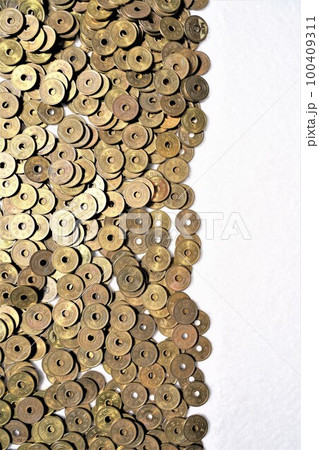 大量の五円玉 100409311