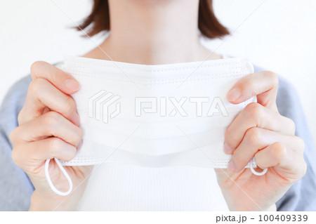 マスクを持った女性の手元 マスクを持った女性の手元 100409339