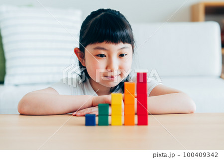 積み木と小学生の女の子 100409342