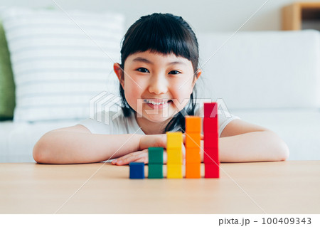 積み木と小学生の女の子 積み木と小学生の女の子 100409343