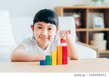積み木と小学生の女の子 100409345