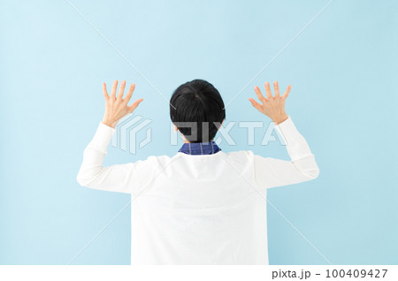 悩む女性 後ろ姿 悩む女性 後ろ姿 100409427