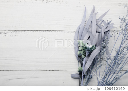 お洒落な花束の木目背景 右寄り お洒落な花束の木目背景 右寄り 100410160