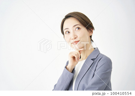 想像するビジネスウーマン　カメラ目線　白背景 100410554