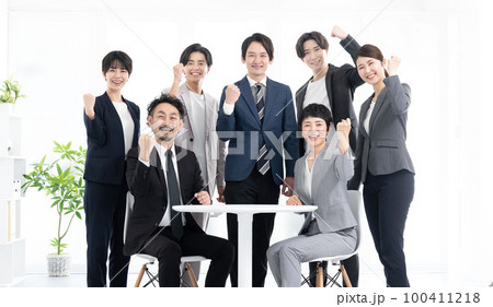 複数のビジネスイメージで使いやすい全員集合写真　ガッツポーズ　やる気 100411218