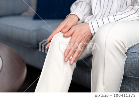 膝が痛む女性 中高年 パーツ 膝が痛む女性 中高年 パーツ 100411375