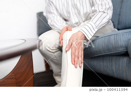膝が痛む女性　中高年　パーツ 100411394
