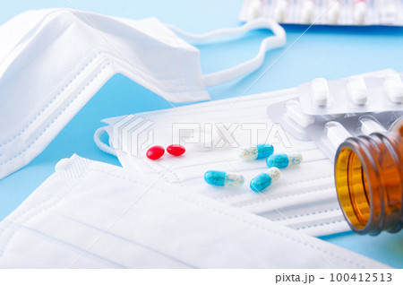 マスクと飲み薬 100412513