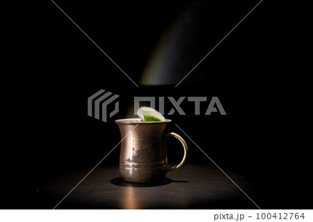 黒背景のカクテル 黒背景のカクテル 100412764