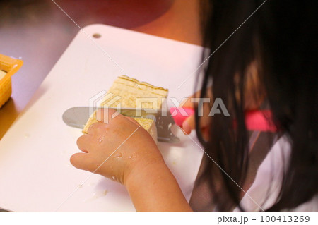 包丁で具材を切る子供 100413269