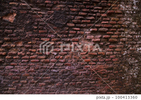 Old historical building brick wall grunge pattern texture can be used as a background wallpaper 100413360
