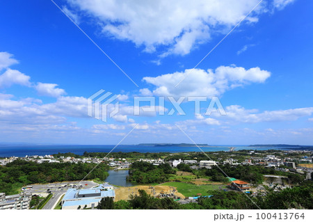 世界遺産 勝連城跡 一の曲輪から見た風景 世界遺産 勝連城跡 一の曲輪から見た風景 100413764