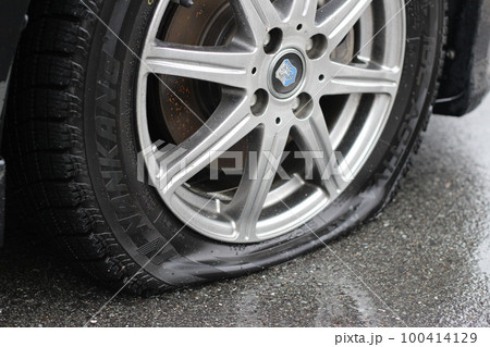 パンクしたタイヤ、乗用車、普通車、旅行、アクシデント、事故 100414129