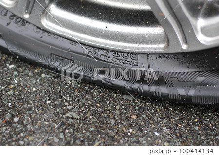 パンクしたタイヤ、乗用車、普通車、旅行、アクシデント、事故 100414134