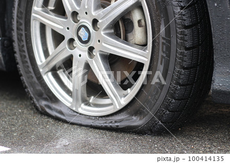 パンクしたタイヤ、乗用車、普通車、旅行、アクシデント、事故 100414135