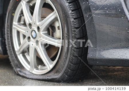 パンクしたタイヤ、乗用車、普通車、旅行、アクシデント、事故 100414139